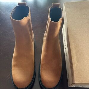 Clarks women’s Tan Leather Boots, size 7/12